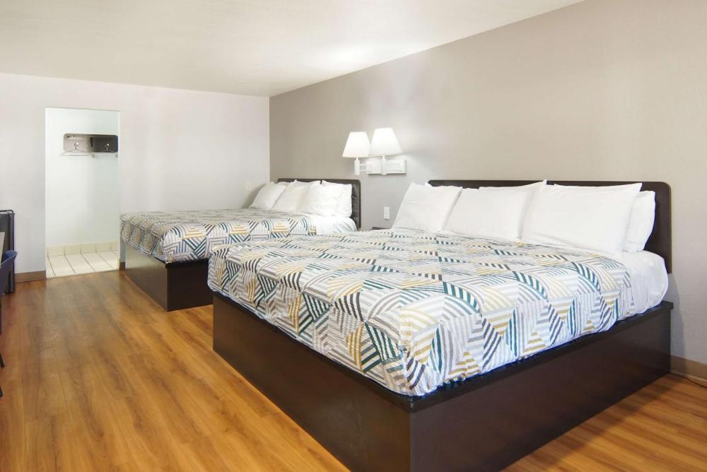 Queen Room with Two Queen Beds - Smoking interior