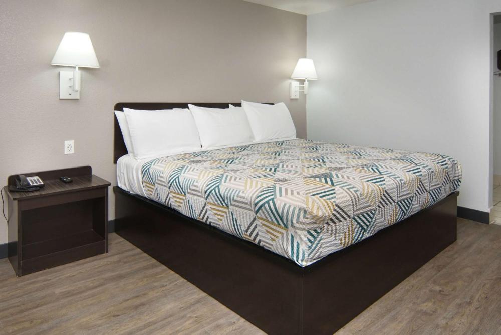 King Room - Non-Smoking interior